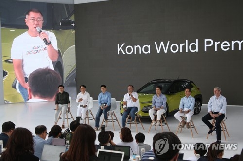 Hyundai Motor Vice Chairman Chung Eui-sun answers questions from a reporter in a Q&A session following the company's world premiere event for the Kona SUV held at Hyundai Motor Studio in Goyang, just northwest of Seoul, on June 13, 2017. (Yonhap) 