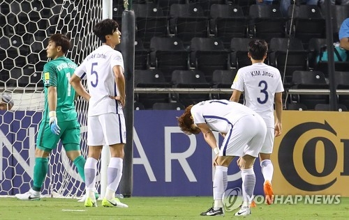 South Korea's national football team players react after conceding a goal to Qatar in the FIFA World Cup Asian qualifying match at Jassim Bin Hamad Stadium in Doha on June 13, 2017. (Yonhap)