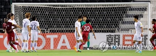 South Korean players (in white) react after giving up a goal against Qatar in the teams' World Cup qualifying match at Jassim Bin Hamad Stadium in Doha on June 13, 2017. (Yonhap)