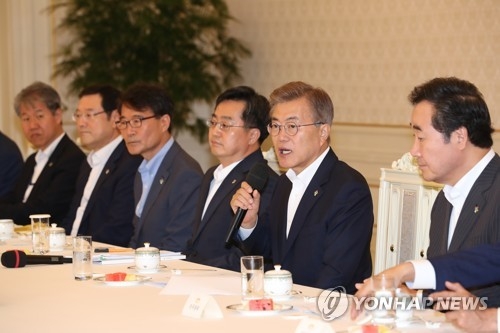 President Moon Jae-in speaks during a meeting with the leaders of 17 major provincial governments at the presidential office Cheong Wa Dae in Seoul on June 14, 2017. (Yonhap)