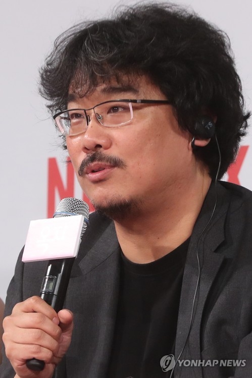 Bong Joon-ho, South Korean director of the new Netflix film "Okja," speaks to reporters at a press conference for his movie at the Four Seasons Hotel in northern Seoul on June 14, 2017. (Yonhap)