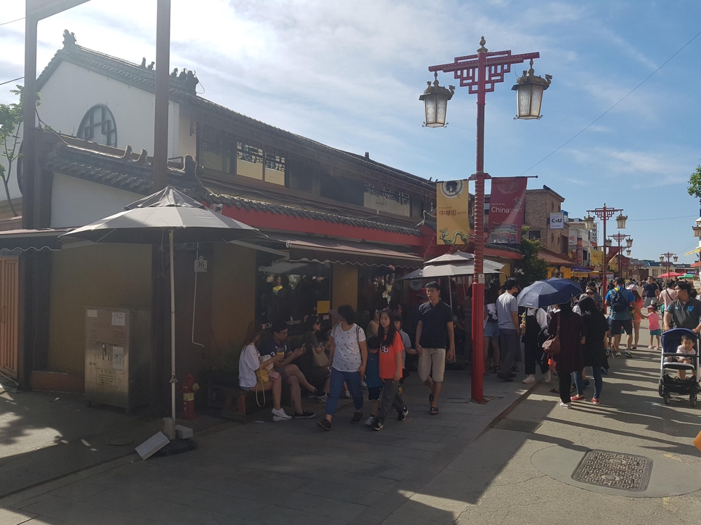 The photo, taken June 10, 2017, shows a long line of people waiting to be seated at a Chinese restaurant in Incheon Chinatown, located some 40 kilometers west of Seoul. (Yonhap)