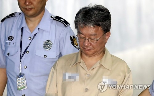 Hong Man-pyo, a former senior prosecutor convicted of bribery and tax evasion charges, enters a courthouse to attend an appeals trial in Seoul on June 16, 2017. (Yonhap)