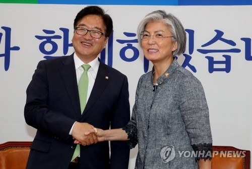 Foreign Minister Kang Kyung-wha (R) shakes hands with Woo Won-shik, the floor leader of the ruling Democratic Party, before their talks at the National Assembly in Seoul on June 20, 2017. (Yonhap)