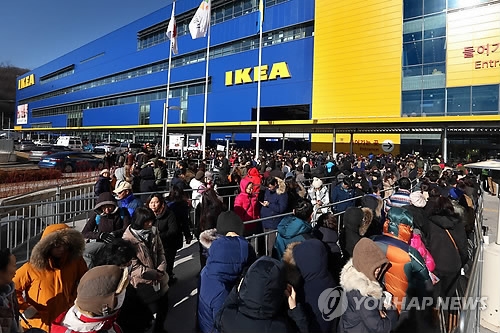 In this file photo taken on Dec. 18, 2014, a long queue forms on the opening day of global furniture giant IKEA's first Korean store in Gwangmyeong, southwest of Seoul. (Yonhap) 