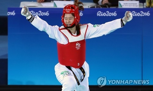 In this file photo taken on Aug. 19, 2016, Oh Hye-ri of South Korea celebrates a point in the final of the women's 67kg taekwondo competition at the Rio de Janeiro Summer Olympics at Carioca Arena 3 in Rio de Janeiro. (Yonhap)