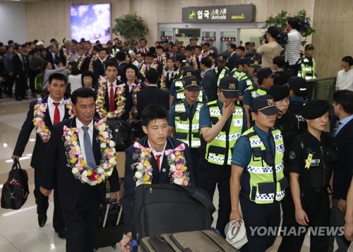 Officials and athletes of the North Korea-led International Taekwondo Federation arrive at Gimpo International Airport in Seoul on June 23, 2017, on the eve of their performance during the opening ceremony of the World Taekwondo Federation's World Taekwondo Championships in Muju, North Jeolla Province. (Yonhap)