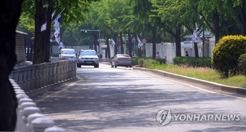 This photo, taken on June 22, 2017, shows a road in front of the presidential office Cheong Wa Dae in Seoul. (Yonhap)