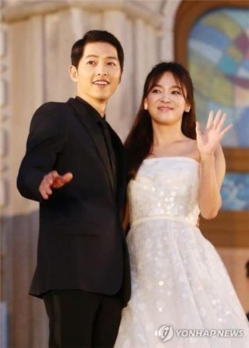 A file photo of South Korean actor Song Joong-ki (L) and actress Song Hye-kyo (Yonhap)