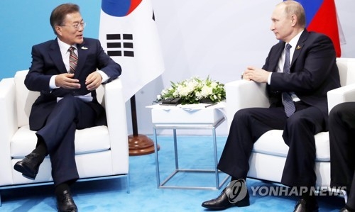 South Korean President Moon Jae-in (L) and Russian President Vladimir Putin hold bilateral talks on the sidelines of the G20 summit in Hamburg, Germany, on July 7, 2017. (Yonhap)
