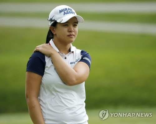 In this Associated Press file photo taken on June 30, 2017, Kim Sei-young of South Korea watches the ninth green during the second round of the KPMG Women's PGA Championship at Olympia Fields Country Club in Olympia Fields, Illinois. (Yonhap)