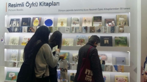 Korean pavilion bustles with Turkish students at Istanbul book fair - 3