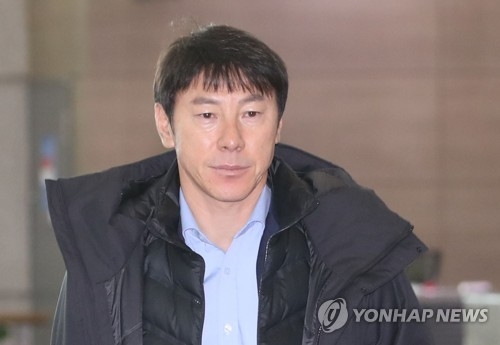 South Korean men's national football head coach Shin Tae-yong prepares to leave Incheon International Airport for Moscow on Nov. 29, 2017, to attend the 2018 FIFA World Cup draw. (Yonhap)