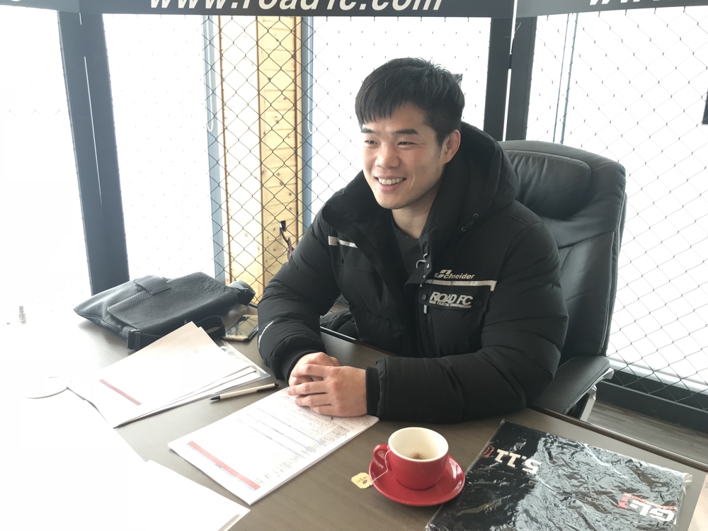 In this photo provided by South Korean MMA promotion Road FC, Kim Dae-hwan works at an office in Wonju, Gangwon Province, on Dec. 4, 2017. (Yonhap)