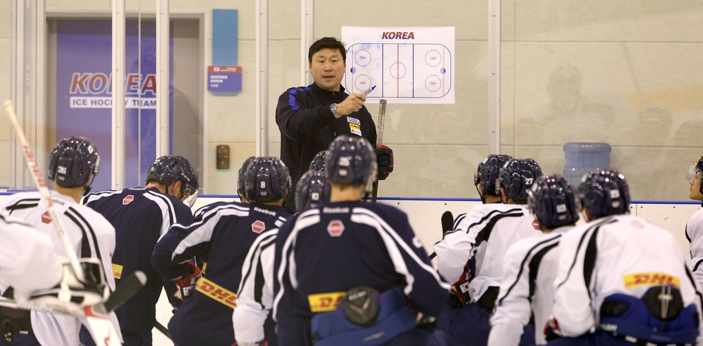 In this undated file photo provided by the Korea Ice Hockey Association, Jim Paek (C), head coach of the South Korean men's national hockey team, gives direction to his players during practice at the Jincheon National Training Center in Jincheon, North Chungcheong Province. (Yonhap)