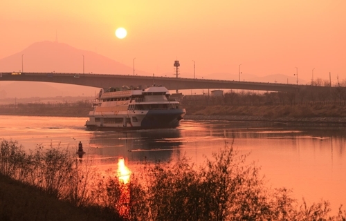 A cruise ship sails through the Ara Waterway. (Yonhap)