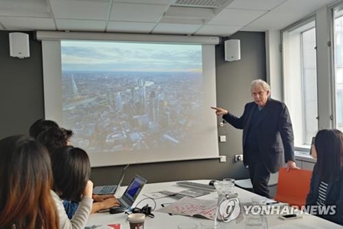 Ricky Burdett, professor of urban studies at the London School of Economics and Political Science, speaks to South Korean reporters during a recent group interview in London. (Yonhap)