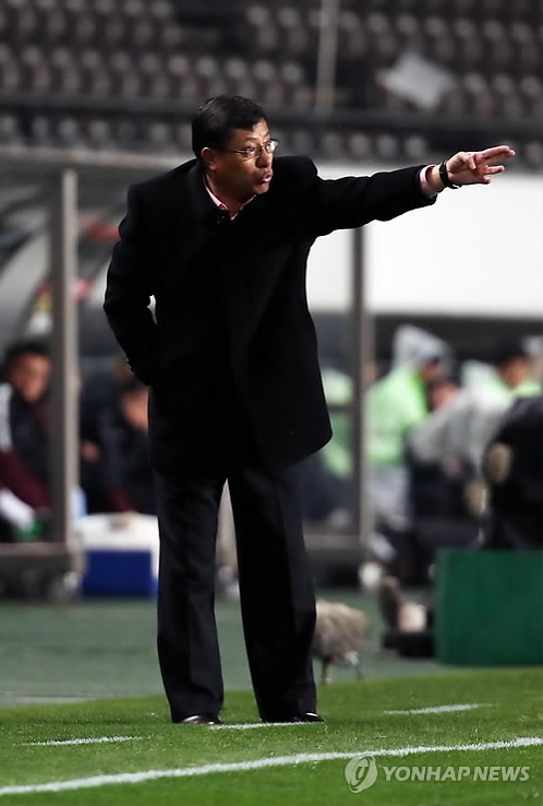 North Korea women's national football head coach Kim Kwang-min directs his players during the EAFF E-1 Football Championship match against China at Soga Sports Park in Chiba, Japan, on Dec. 8, 2017. (Yonhap)