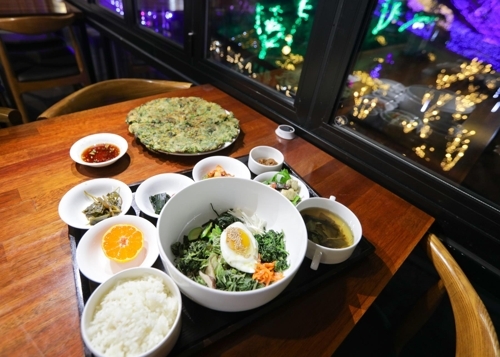 A set of rice mixed with organically grown edible greens (Yonhap) 