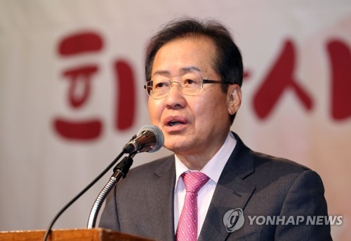 This photo, taken on Dec. 11, 2017, shows Hong Joon-pyo, the leader of the main opposition Liberty Korea Party, speaking during a forum in Seoul. (Yonhap)