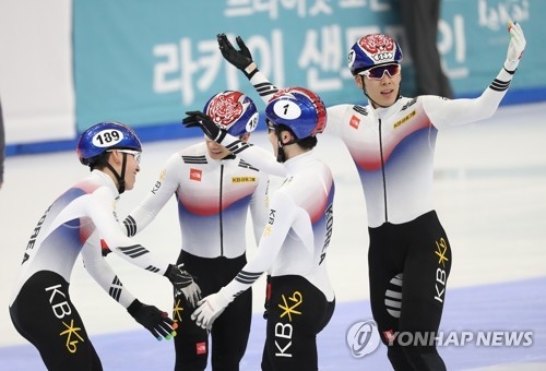 In this file photo taken on Nov. 19, 2017, South Korean men's short track speed skaters celebrate after they won the gold medal in the 5,000-meter relay event at the International Skating Union World Cup in Seoul. (Yonhap)