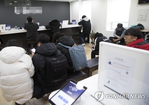 Visitors wait to receive warranty services at one of Apple Inc.'s warranty centers in Seoul in this photo taken Jan. 3, 2018. (Yonhap)