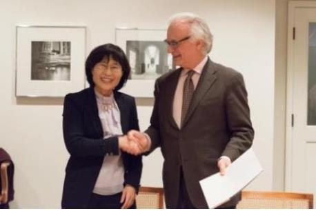Park Myeong-sun (L), director of the Korean Cultural Center Washington, D.C., shakes hands with Julian Raby, director of Freer|Sackler at the museum in Washington on Jan. 3, 2018. (Yonhap)