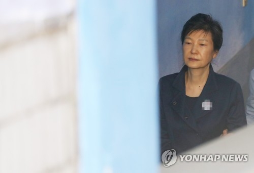 The photo filed Oct. 13, 2017, shows former President Park Geun-hye entering the Seoul Central District Court to attend her corruption trial. (Yonhap) 