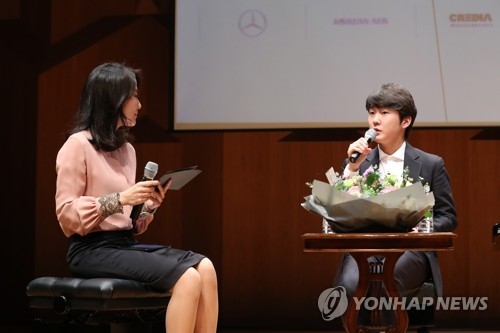 Pianist Cho Seong-jin speaks during a news conference at the Seoul Arts Center in southern Seoul on Jan. 4, 2018, to promote his upcoming tour of the country. (Yonhap)