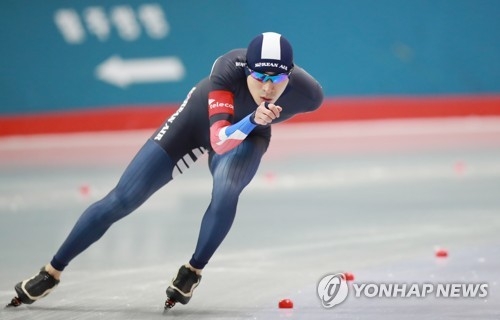 In this file photo taken Dec. 29, 2017, South Korean speed skater Lee Seung-hoon competes in the men's 5,000 meters at the National Speed Skating Championships at Taereung International Skating Rink in Seoul. (Yonhap)