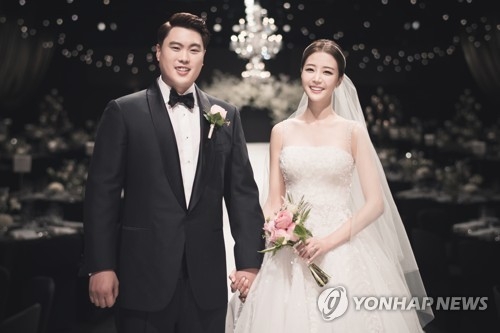 This photo provided by entertainment agency Koen Stars shows Los Angeles Dodgers pitcher Ryu Hyun-jin (L) and sports announcer Bae Ji-hyun posing for a photo during their wedding ceremony at a Seoul hotel on Jan. 5, 2018. (Yonhap)