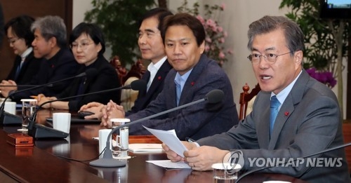 President Moon Jae-in speaks during a meeting with senior secretaries at Cheong Wa Dae in Seoul on Jan. 8, 2018. (Yonhap)