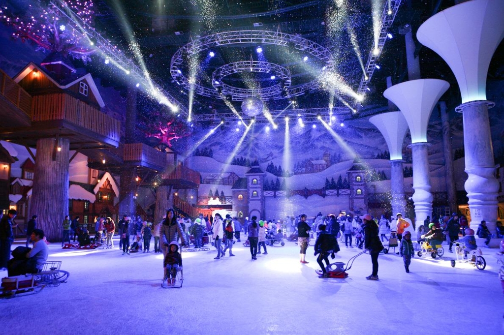 This photo, provided by One Mount, shows visitors enjoying snow and ice at an indoor snow theme park in Goyang, just north of Seoul. (Yonhap) 