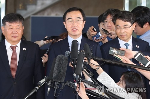 Unification Minister Cho Myoung-gyon speaks before he leaves for inter-Korean talks on June 1, 2018. (Yonhap)
