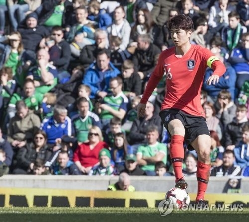 This file photo taken on March 24, 2018, shows South Korea national football team captain Ki Sung-yueng during a friendly match against Northern Ireland at Windsor Park in Belfast. (Yonhap)