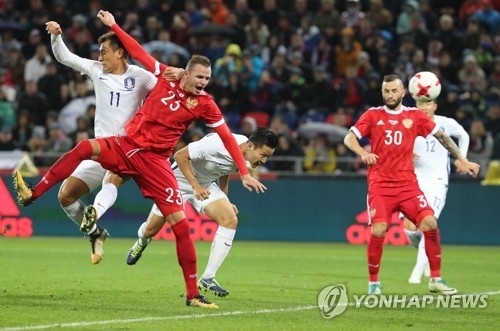 This file photo taken Oct. 7, 2017, shows South Korea's Kwon Kyung-won (3rd from L) scoring a goal with a header during a friendly match against Russia in Moscow. (Yonhap) 