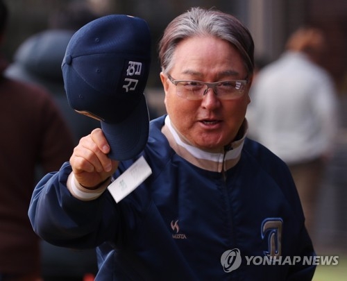 In this file photo from April 6, 2018, Kim Kyung-moon, then manager of the NC Dinos, waves to reporters after a Korea Baseball Organization regular season game against the Doosan Bears was canceled due to fine dust at Jamsil Stadium in Seoul. The Dinos replaced Kim with general manager Yoo Young-joon on June 3. (Yonhap)