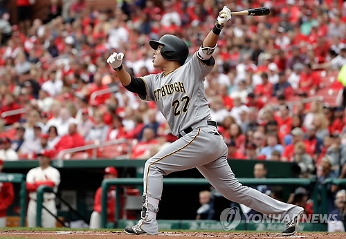 In this Associated Press file photo from Oct. 1, 2016, Kang Jung-ho of the Pittsburgh Pirates watches his three-run homer against the St. Louis Cardinals in the first inning of their major league regular season game at Busch Stadium in St. Louis. (Yonhap)