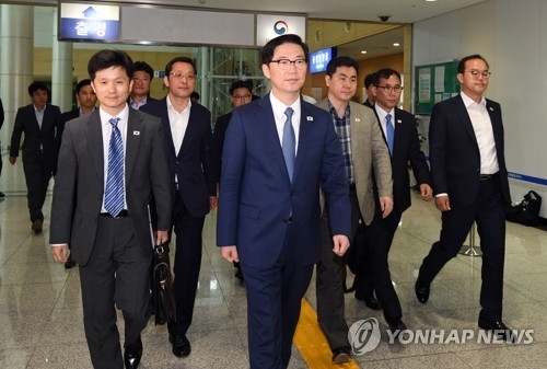 This photo taken by the joint press corps shows South Korean officials and civilians led by Vice Unification Minister Chun Hae-sung (C) leaving for Kaesong on June 8, 2018, to inspect facilities for a planned inter-Korean liaison office. (Yonhap)