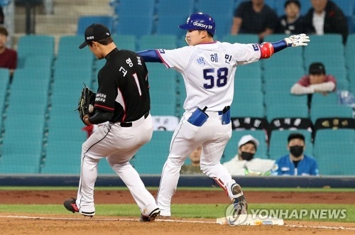 In this file photo from April 20, 2018, Park Hae-min of the Samsung Lions (R) is thrown out at first in the bottom of the third inning of a Korea Baseball Organization regular season game against the KT Wiz at Daegu Samsung Lions Park in Daegu, 300 kilometers southeast of Seoul. (Yonhap)