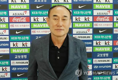 Kim Hak-beom, head coach of the South Korean men's under-23 football team, poses for pictures after speaking to reporters at Incheon International Airport on June 12, 2018, before departing for a training camp in Jakarta, Indonesia. (Yonhap)