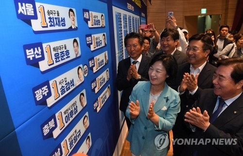 This photo taken on June 13, 2018, shows Choo Mi-ae (C), the chief of the ruling Democratic Party, watching ballot counting for the local elections. (Yonhap)