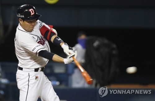 In this file photo from June 14, 2018, Yang Eui-ji of the Doosan Bears gets a base hit against the KT Wiz in the bottom of the eighth inning of a Korea Baseball Organization regular season game at Jamsil Stadium in Seoul. (Yonhap)