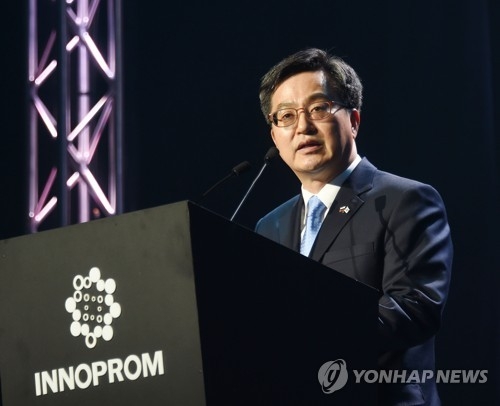 South Korean Finance Minister Kim Dong-yeon speaks during the opening ceremony for the industrial trade fair INNOPROM-2018 in Ekaterinburg, Russia, on July 9, 2018. (Yonhap)