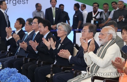 South Korean President Moon Jae-in (front row, 2nd from R) and Indian Prime Minister Narendra Modi (R) attend a ceremony marking the construction of a production facility of Samsung Electronics Co. in Noida, India on July 9, 2018. (Yonhap)