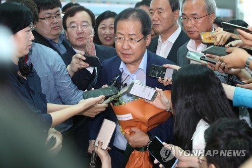 (LEAD) Ex-head of main opposition party leaves for U.S. after election defeat