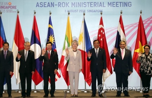 South Korean Foreign Minister Kang Kyung-wha (C) poses for a photo with her counterparts from Southeast Asian nations in Singapore on Aug. 3, 2018. (Yonhap)