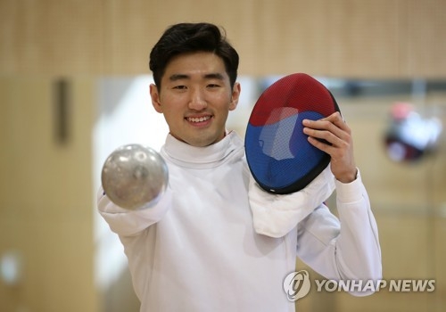 South Korean epee fencer Park Sang-young poses for photos during the national team media day event at the Jincheon Training Center in Jincheon, 90 kilometers south of Seoul, on Aug. 6, 2018. Park will compete in the Aug. 18-Sept. 2 Asian Games in Jakarta and Palembang, Indonesia. (Yonhap)