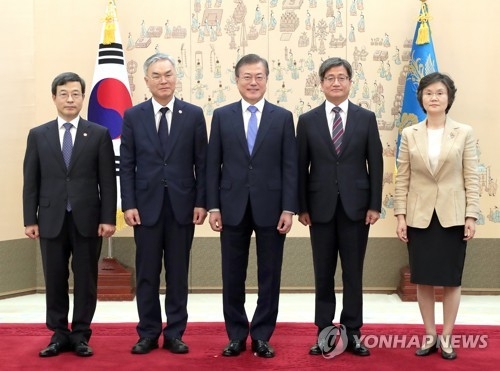 President Moon Jae-in (C) poses for a group photo after a ceremony held at his office Cheong Wa Dae on Aug. 6, 2018 to appoint three new Supreme Court justices. They are (from L) Lee Dong-won, Kim Seon-soo, President Moon, Supreme Court Chief Justice Kim Meong-su and Noh Jeong-hee. (Yonhap)