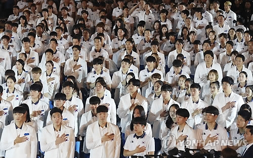 South Korean athletes competing at the 2018 Asian Games stand for the national anthem during their team launch ceremony at SK Olympic Handball Gymnasium in Seoul on Aug. 7, 2018. The Asian Games will be held from Aug. 18 to Sept. 2 in Jakarta and Palembang, Indonesia. (Yonhap)